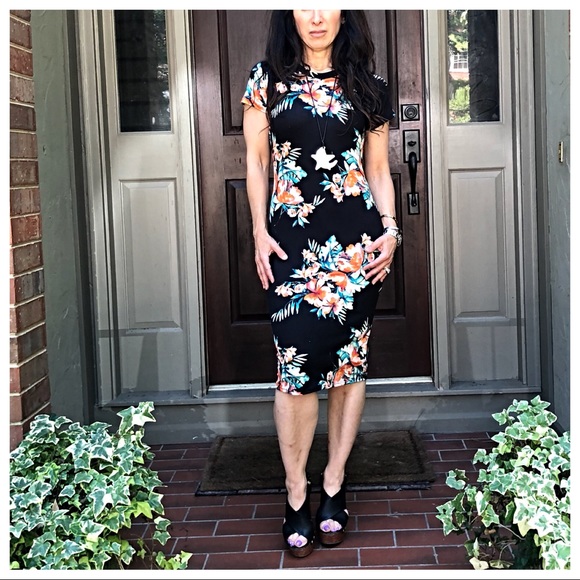 ✨LAST ONE ✨Black Floral midi dress - Picture 6 of 8